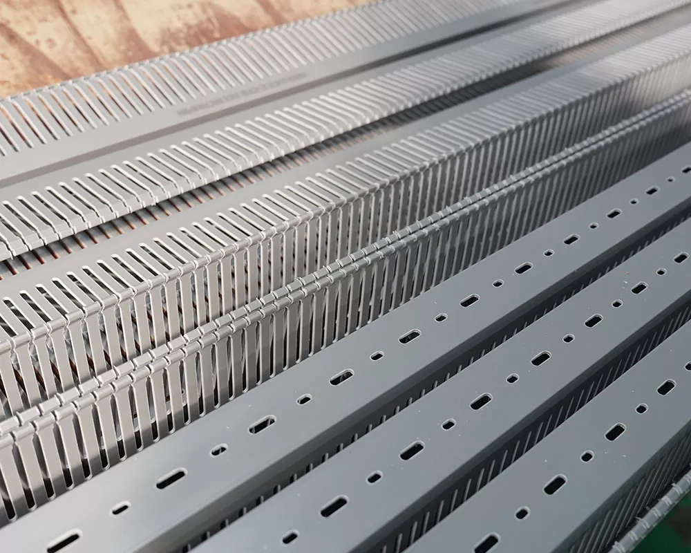 Jaký je rozsah teplotní odolnosti kabelového žlabu z PVC zpomalujícího hoření uvnitř rozvodné skříně?