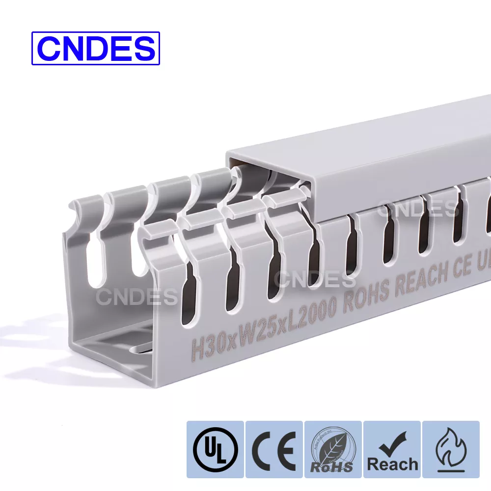 30×25 štěrbinová ochranná trubka z PVC drátu