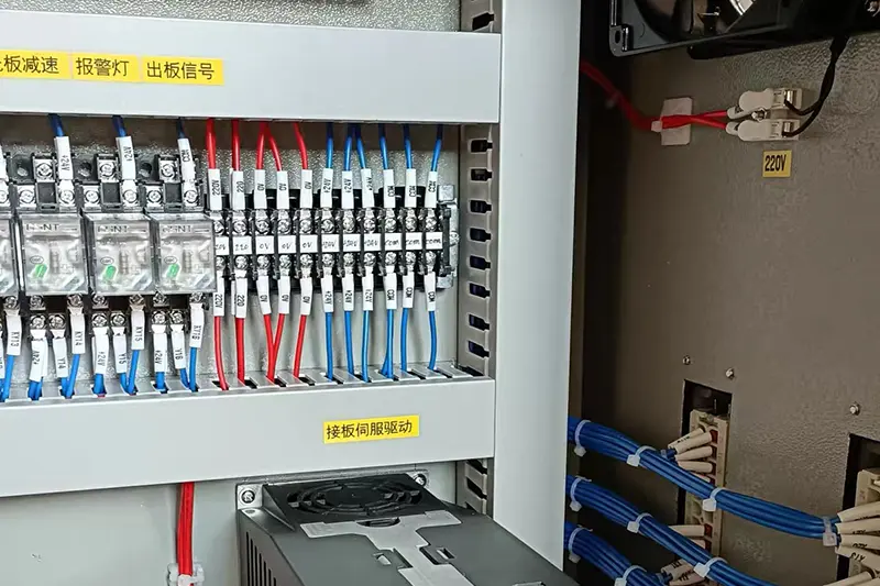 Vedení vedení PVC separátoru